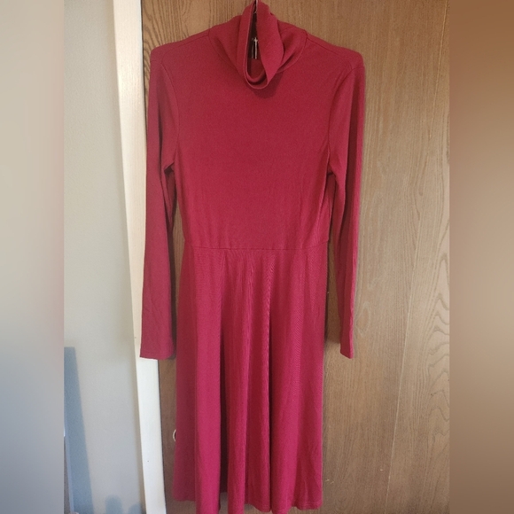 Elegant Red Turtleneck Dress - Picture 1 of 3